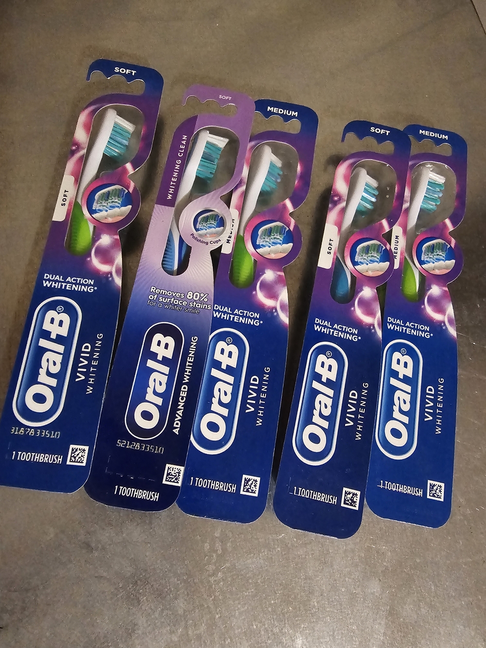 Oral‑B Vivid Whitening Toothbrush - Blue & Green Bristles